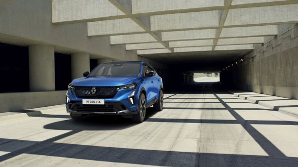 Rafale и Austral споделят множество технологии и са на една и съща платформа. Но в една област те се отличават забележимо: дизайна. Това е първият модел на Renault, създаден изцяло под надзора на новия главен дизайнер - Жил Видал. Емблематичната С-образна форма на светлините, която беше запазената марка  повече от десетилетие, вече е в историята. 
